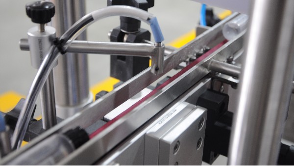 如何調整自動貼（tiē）標機貼標的精度差？