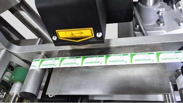 全自動（dòng）圓瓶定位貼標機怎麽使用（yòng）.