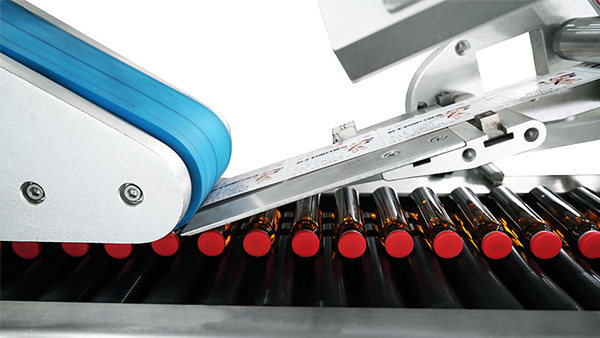 圓（yuán）瓶貼標機功能特點（diǎn）91成人视频旋杆貼（tiē）標（biāo）機廠家為你說明