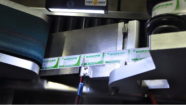 立式圓瓶貼標機的工作原理.