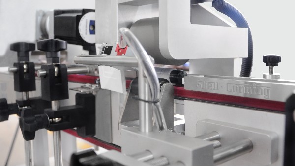 全自動圓瓶定位貼標機。