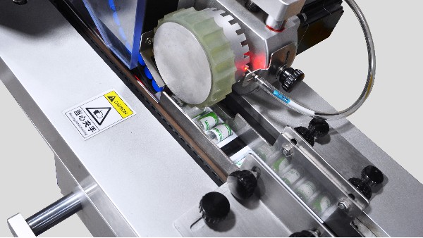 如（rú）何選擇全（quán）自動貼標機和半自動貼標機設備