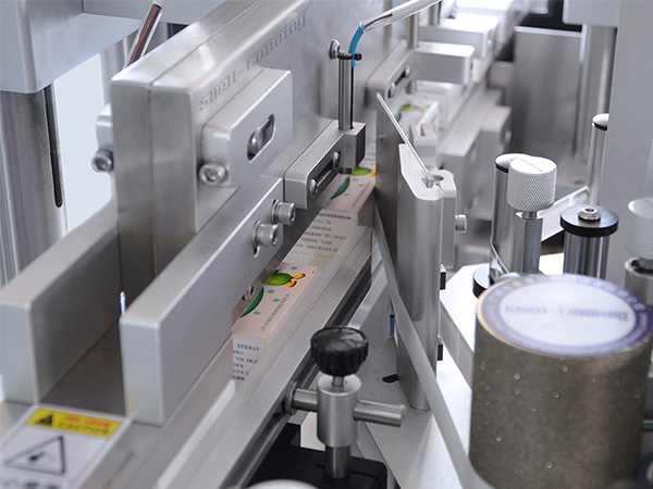 S818紙盒單角封口智（zhì）能貼標機